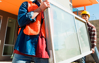 350915-vidrios-ja-personas-cargando-ventana